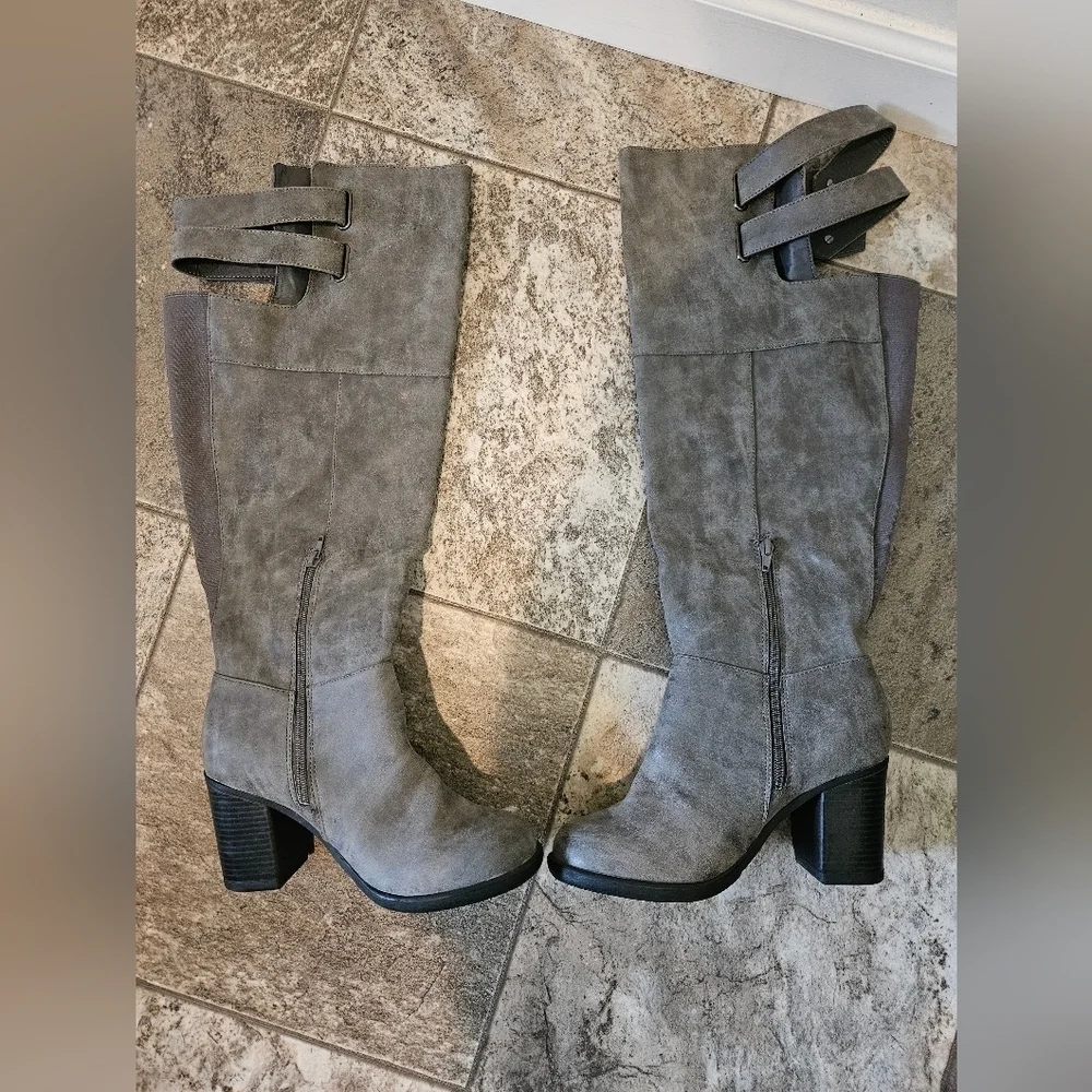 NWT WOMEN'S GREY DISTRESSED DOUBLE STRAP OVER THE KNEE HEELED BOOTS SIZE 8W